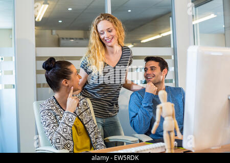 Smiling business rire ensemble Banque D'Images