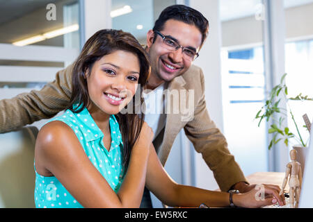 Partenaires Smiling at camera Banque D'Images