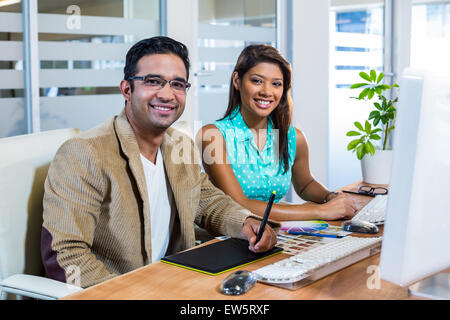Smiling partenaires travaillant ensemble sur le numériseur Banque D'Images