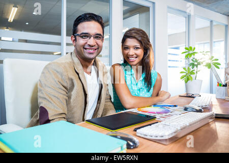 Professionnels Partenaires looking at camera Banque D'Images