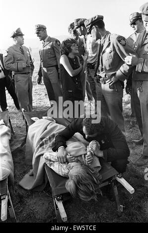 Les Beatles 1964 American Tour de San Francisco. (Photo) montre un jeune fan sur une civière à l'une de l'accident de la gare. 18 août 1964 Banque D'Images