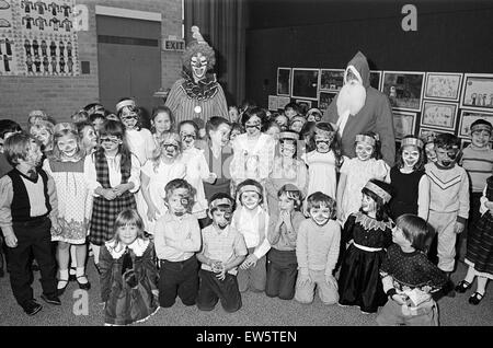 Un clown et le père Noël visite de l'école primaire, Kemplah Guisborough. Décembre 1985. Banque D'Images