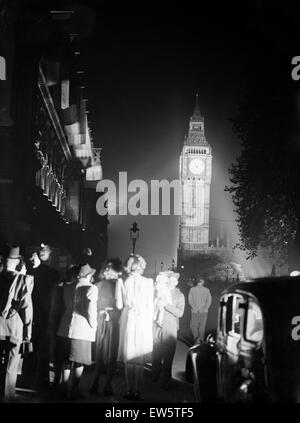 Célébrations du Jour de la victoire à Londres à la fin de la Seconde Guerre mondiale. Scènes de nuit à Londres, Big Ben est allumé. 8e mai 1945. Banque D'Images