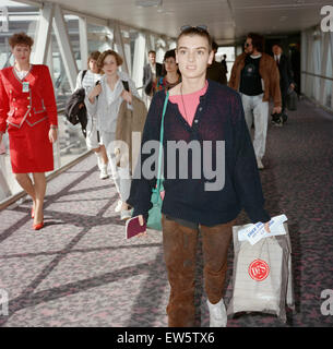 La chanteuse irlandaise Sinead O'Connor arrivant à l'aéroport d'Heathrow à partir de Los Angeles. Londres, 8 avril 1992. Banque D'Images