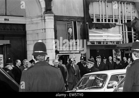 Le prince Philip, duc d'Édimbourg visite les lieux de l'explosif Pub Birmingham. 25 novembre 1974. Banque D'Images