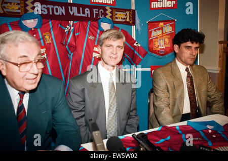 Brian peu est dévoilé comme le nouveau manager d'Aston Villa. Il est photographié avec Doug Ellis (à gauche) et son assistant à Leicester, John Gregory. 24 novembre 1994. Banque D'Images