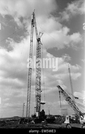 La station de transmission Emley Moor mât est sur le terrain que les ingénieurs de mettre la touche finale à la BBC en deux tours qui mât 307ft au-dessus du sol. 16 avril 1969. Banque D'Images