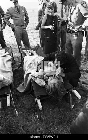 Les Beatles 1964 American Tour de San Francisco. (Photo) montre un jeune fan sur une civière à l'une de l'accident de la gare. 18 août 1964 Banque D'Images