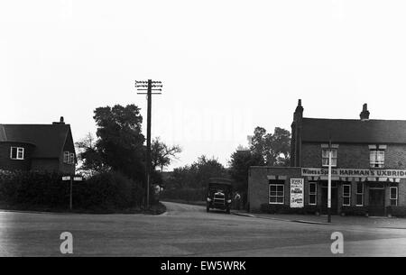 L'ours blanc Public House à Ruislip, Middlesex London (anciennement) à la suite de travaux routiers pour élargir la route et place nouvelle île refuge pour piétons. Vers 1930 Banque D'Images