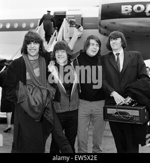 Le groupe américain Lovin' Spoonful arrivent à l'aéroport de Londres à partir de New York. Ils sont (de gauche à droite) Zal Yanovsky, John Sebastian, Joe Butler et Steve Boone. 13 avril 1966. Banque D'Images