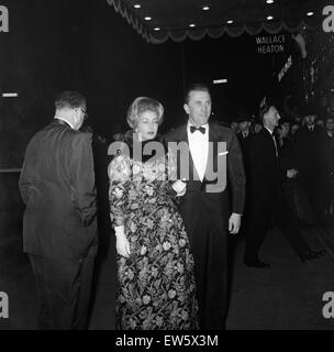 Kirk Douglas et sa femme Anne assister à la premiere de 'Spartacus' qui s'est tenue au Metropole Cinéma, Victoria. 7 décembre 1960. Banque D'Images