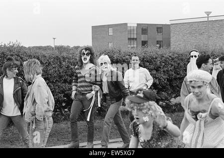 Les élèves de St Mary's College, Middlesbrough, prendre part à fun run, 11 mai 1987. Banque D'Images