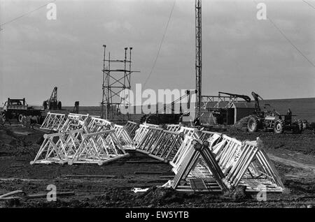La station de transmission Emley Moor mât est sur le terrain que les ingénieurs de mettre la touche finale à la BBC en deux tours qui mât 307ft au-dessus du sol. 16 avril 1969. Banque D'Images