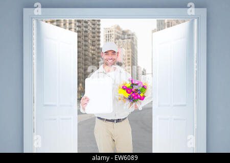 Image composite de l'homme livraison de fleurs montrant le presse-papiers Banque D'Images