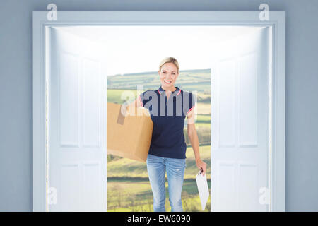 Livraison de woman Holding boîte en carton et presse-papiers Banque D'Images