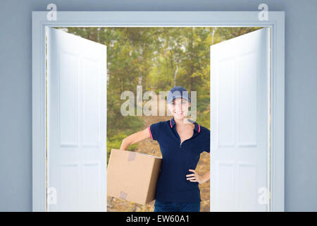 Composite image of woman Holding boîte en carton de livraison Banque D'Images