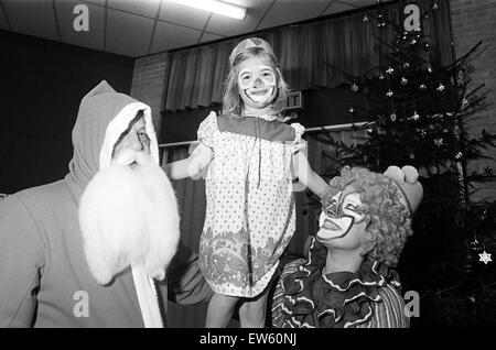 Un clown et le père Noël visite de l'école primaire, Kemplah Guisborough. Décembre 1985. Banque D'Images