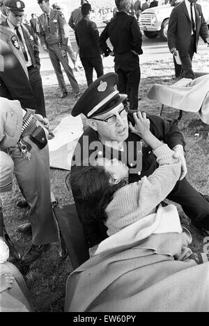 Les Beatles 1964 American Tour de San Francisco. (Photo) montre un jeune fan sur une civière à l'une de l'accident de la gare. 18 août 1964 Banque D'Images