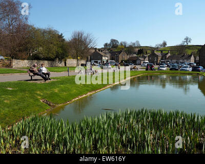 Duck Pond dans le village de Hartington dans le Derbyshire Peak District en Angleterre Banque D'Images