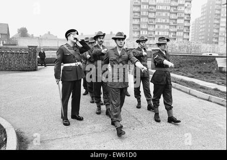 Le Sergent Bill Davies de la Garde écossaise, perceuses Brian Miller, William Ellis, Graham Corry, Stephen Berkoff, Warren Clarke, Tony, Claude Dagens et William Kendrick, membres du Liverpool Playhouse exprimées pour leurs rôles dans "Long et court et le grand Banque D'Images