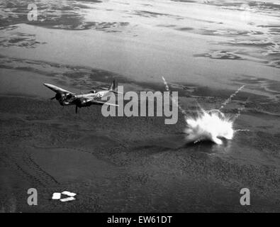 Lors d'une célèbre École des armes de l'air dans l'Est de l'Angleterre, bombe aimers qui ont fait leurs preuves dans les opérations sont formés comme des capitaines d'escadron 'bomb-aimers. Photo : montre la pratique de bombardement sur les plages de 'zéro' paroxysme au cours de la Seconde Guerre mondiale. Janua Banque D'Images