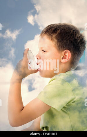 Image composite du garçon en utilisant l'asthme inhalateur à l'hôpital Banque D'Images