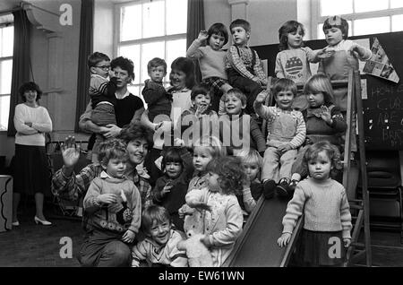 Certains des 25 enfants qui ont participé à une course à obstacles organisé par groupe de Parkwood. Les deux et trois ans est passé par des tunnels, des portiques et à travers des cerceaux. Il y avait un bain à remous et le son des gâteaux, du café et du bric-à-brac étaient en vente Banque D'Images