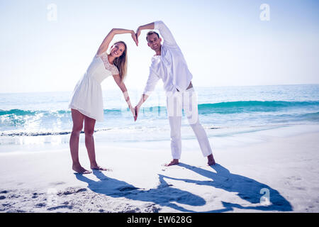 Heureux couple formant avec leurs mains en forme de coeur Banque D'Images