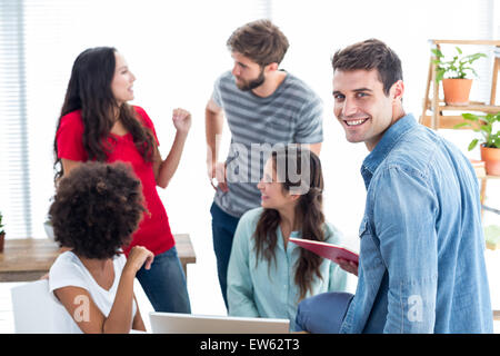 Happy young colleagues discussing in office Banque D'Images