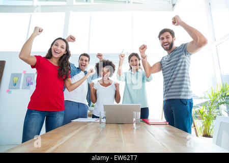 Happy business team avec les poings en l'air Banque D'Images