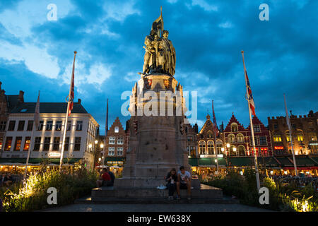 Bruges, Belgique, les visiteurs sur la Grand-place dans le soir Banque D'Images