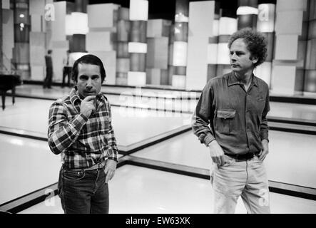 Paul Simon et Art Garfunkel, l'un des plus grands duos de l'histoire de la musique pop, joué ensemble pour la première fois en sept ans à l'occasion du lancement de la nouvelle musique pop annuel britannique Britannia Awards. 18 octobre 1977. Banque D'Images