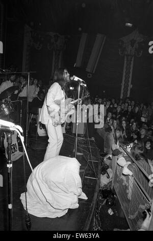 John Lennon et Yoko Ono sur la scène du Lyceum. John était de jouer en live pour la première fois depuis 1966. Yoko est dans le sac. Décembre 1969 Z12137 Banque D'Images