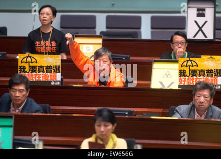 Hong Kong, Chine. 18 Juin, 2015. Pan-démocrate, député Lee Cheuk-yan donne un pouce vers le bas lors du vote de voir le groupe Pro-Beijing l'organisation d'une grève. La réforme électorale vote,Conseil législatif (Legco) Crédit d'Amirauté : Jayne Russell/Alamy Live News Banque D'Images