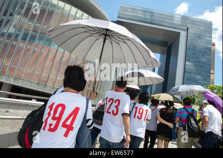 Hong Kong, Chine. 18 Juin, 2015. Est-ce ce que veut la Chine pour Hong Kong, les gens comme des numéros non des individus.Pro-Beijing protestataires expédiés dans de chanter pour la Chine, avec des parapluies noirs. Regarder en arrière vers le Legco Crédit : Jayne Russell/Alamy Live News Banque D'Images