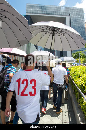 Hong Kong, Chine. 18 Juin, 2015. Est-ce ce que veut la Chine pour Hong Kong, les gens comme des numéros non des individus.Pro-Beijing protestataires expédiés dans de chanter pour la Chine, avec des parapluies noirs. Regarder en arrière vers le Legco Crédit : Jayne Russell/Alamy Live News Banque D'Images