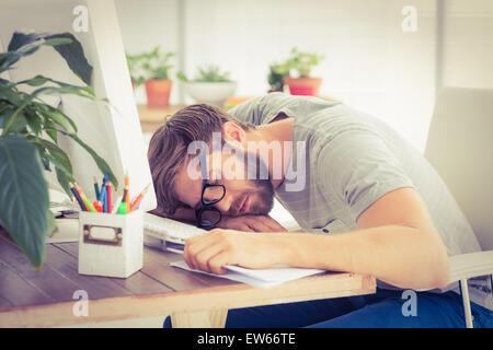 Épuisé businessman sleeping sur l'ordinateur portable Banque D'Images