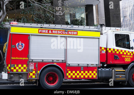 Nouvelle Galles du sud Sydney moteur de camion d'incendie et de secours de la roche dans le centre-ville de Sydney, Australie Banque D'Images