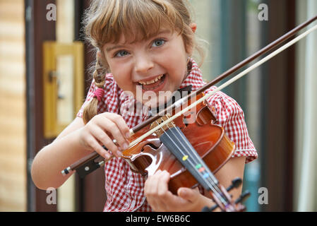 Jeune fille à l'école Apprendre à jouer du violon Banque D'Images