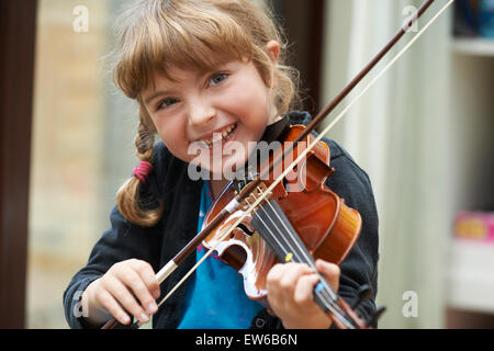 Portrait de jeune fille d'apprendre à jouer du violon Banque D'Images