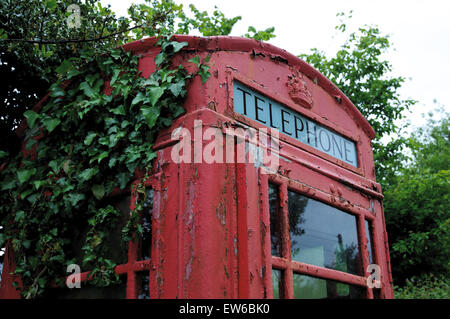 BT emblématique téléphone rouge fort en milieu rural (Devon Dartmoor) montrant la décomposition, l'absence d'utilisation et de la demande, et à la décomposition. Haut débit rural réf. Banque D'Images