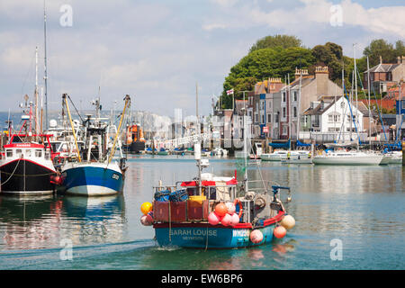 Des bateaux amarrés le long du port de Weymouth, au quai de Weymouth, à Weymouth, au Dorset, au Royaume-Uni, en juin Banque D'Images