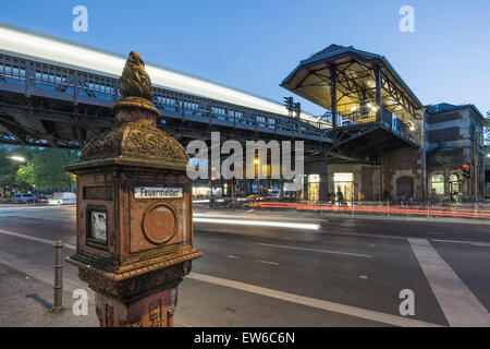 D'alarme incendie à la station de métro Schlesisches Tor, Kreuzberg, Berlin Banque D'Images