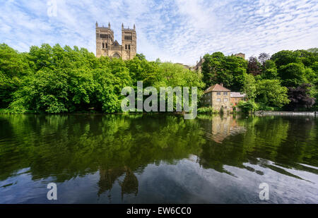 L'usure de la rivière, Cathédrale de Durham et le vieux moulin à foulon Banque D'Images