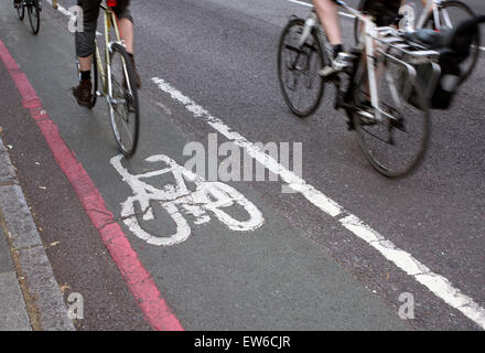Les cyclistes pour se rendre à son travail à Londres l'heure de pointe du matin Banque D'Images