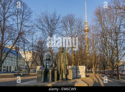 Les Statues de Karl Marx et Friedrich Engels, Alex TV Tower, Berlin Centre, Allemagne Banque D'Images