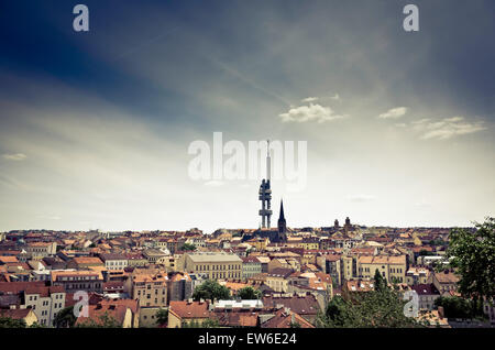 Vue de Prague avec la tour de télévision Zizkov dans Banque D'Images