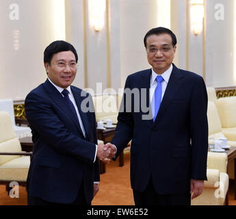 (150618) -- BEIJING, 18 juin 2015 (Xinhua) -- Le Premier ministre chinois Li Keqiang (R) rencontre avec le vice-Premier ministre vietnamien et Ministre des affaires étrangères Pham Binh Minh à Beijing, capitale de Chine, le 18 juin 2015. (Xinhua/Rao Aimin) (zkr) Banque D'Images