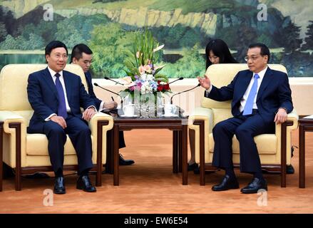 (150618) -- BEIJING, 18 juin 2015 (Xinhua) -- Le Premier ministre chinois Li Keqiang (R) rencontre avec le vice-Premier ministre vietnamien et Ministre des affaires étrangères Pham Binh Minh à Beijing, capitale de Chine, le 18 juin 2015. (Xinhua/Rao Aimin) (zkr) Banque D'Images