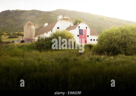 Le drapeau américain est suspendu sur la célèbre Park City barn sur l'entrée de la station de ski de l'Utah. Banque D'Images